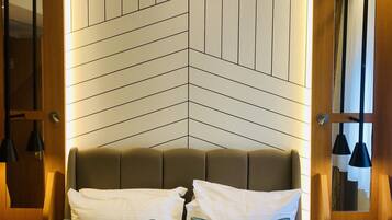 Minibar, caja de seguridad en la habitación y escritorio