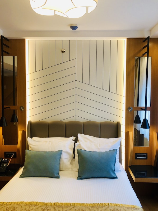 Een minibar, een kluis op de kamer, een bureau, geluiddichte muren