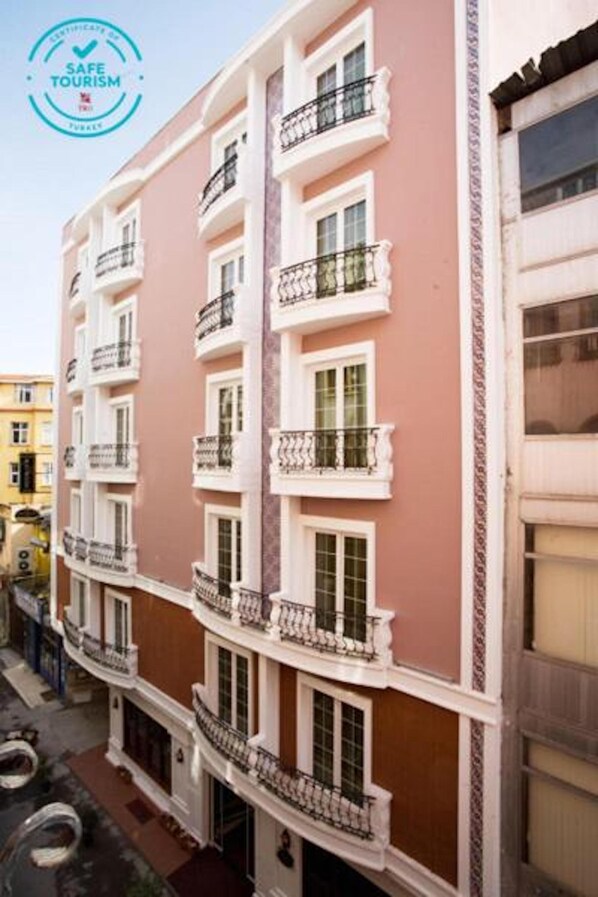 Vista frontal de la propiedad