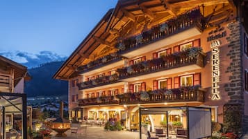 Fassade der Unterkunft – Abend/Nacht
