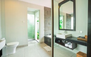 Separate tub and shower, deep soaking tub, rainfall showerhead - Samaja Villas Kunti (Seminyak)