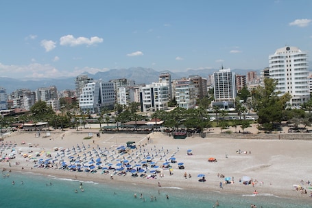 Una playa cerca, arena blanca, camas de playa