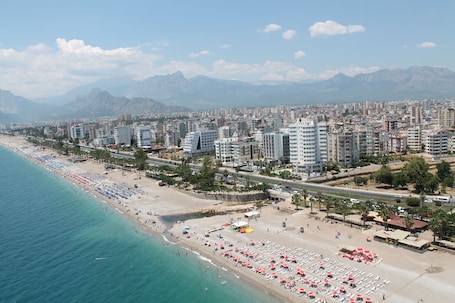 Una playa cerca, arena blanca, camas de playa