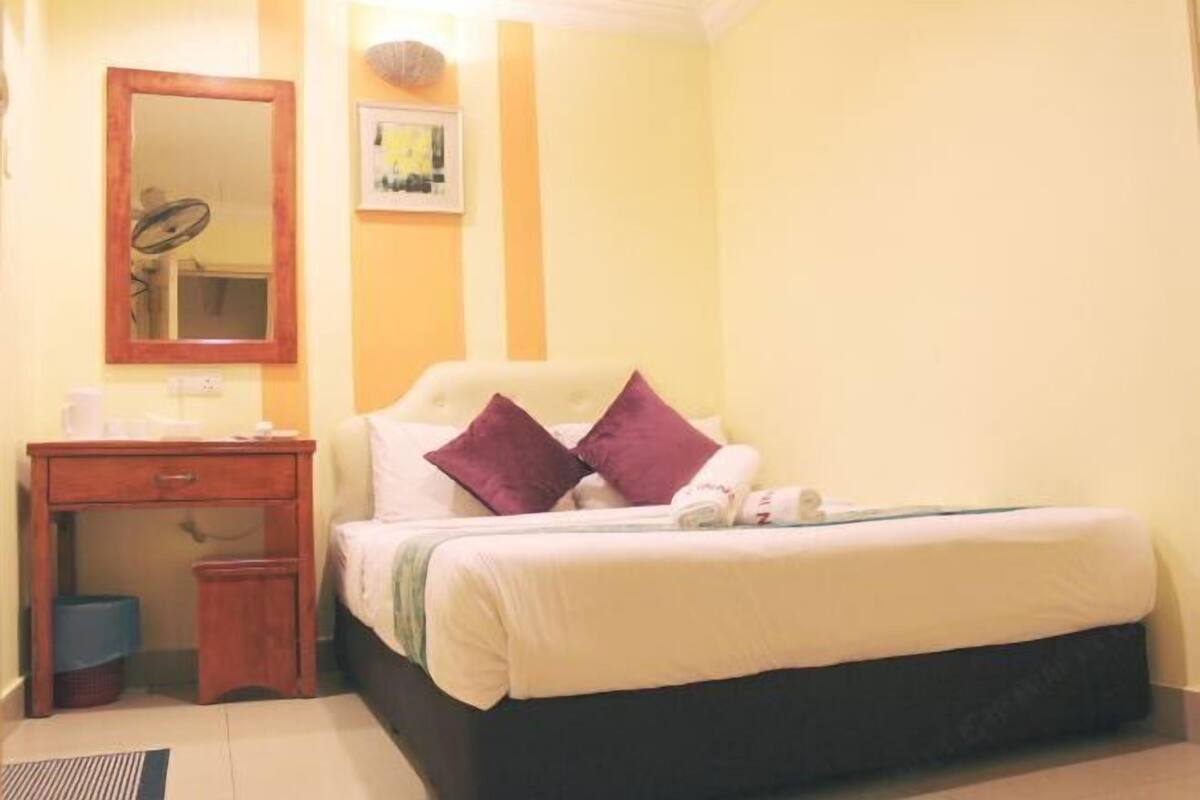 1 habitación, caja de seguridad en la habitación y escritorio