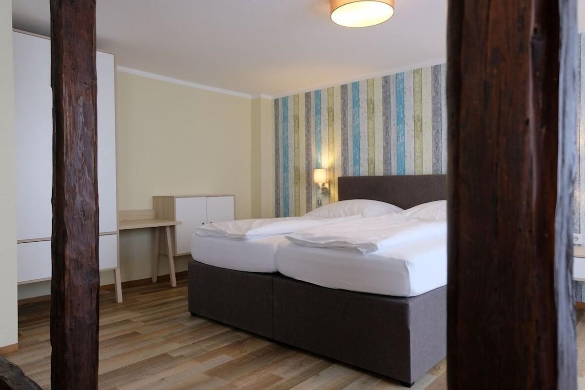 Luxe beddengoed, een bureau, een laptopwerkplek