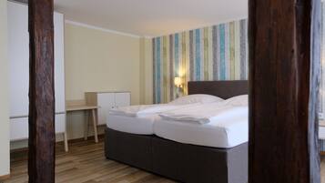 Comfort-Doppelzimmer, 1 King-Bett, Balkon, Bergseite | Hochwertige Bettwaren, Schreibtisch, laptopgeeigneter Arbeitsplatz