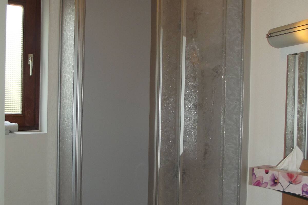 standard double room | bathroom | shower, free toiletries, hair dryer, towels