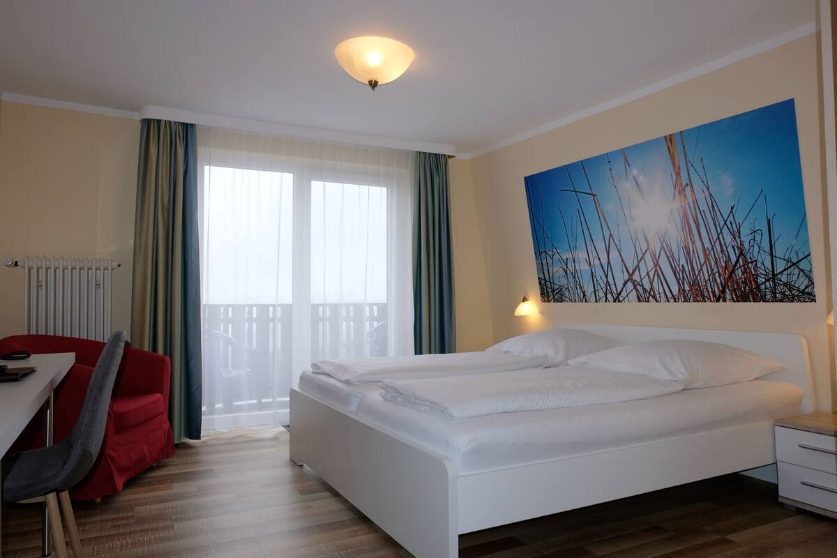 Premier-Doppelzimmer, 1 Queen-Bett, Balkon, Bergseite | Wohnbereich | Fernseher, Bücher
