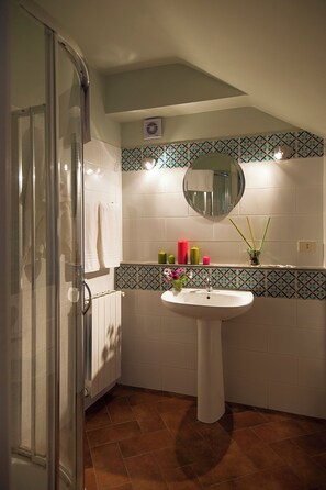 Douche, sèche-cheveux, bidet, serviettes fournies