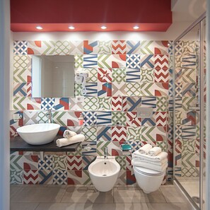 Deluxe Studio Suite | Bathroom | Shower, hair dryer, bidet, towels