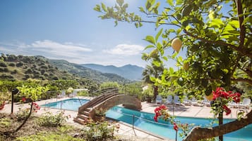 Piscina stagionale all'aperto, lettini