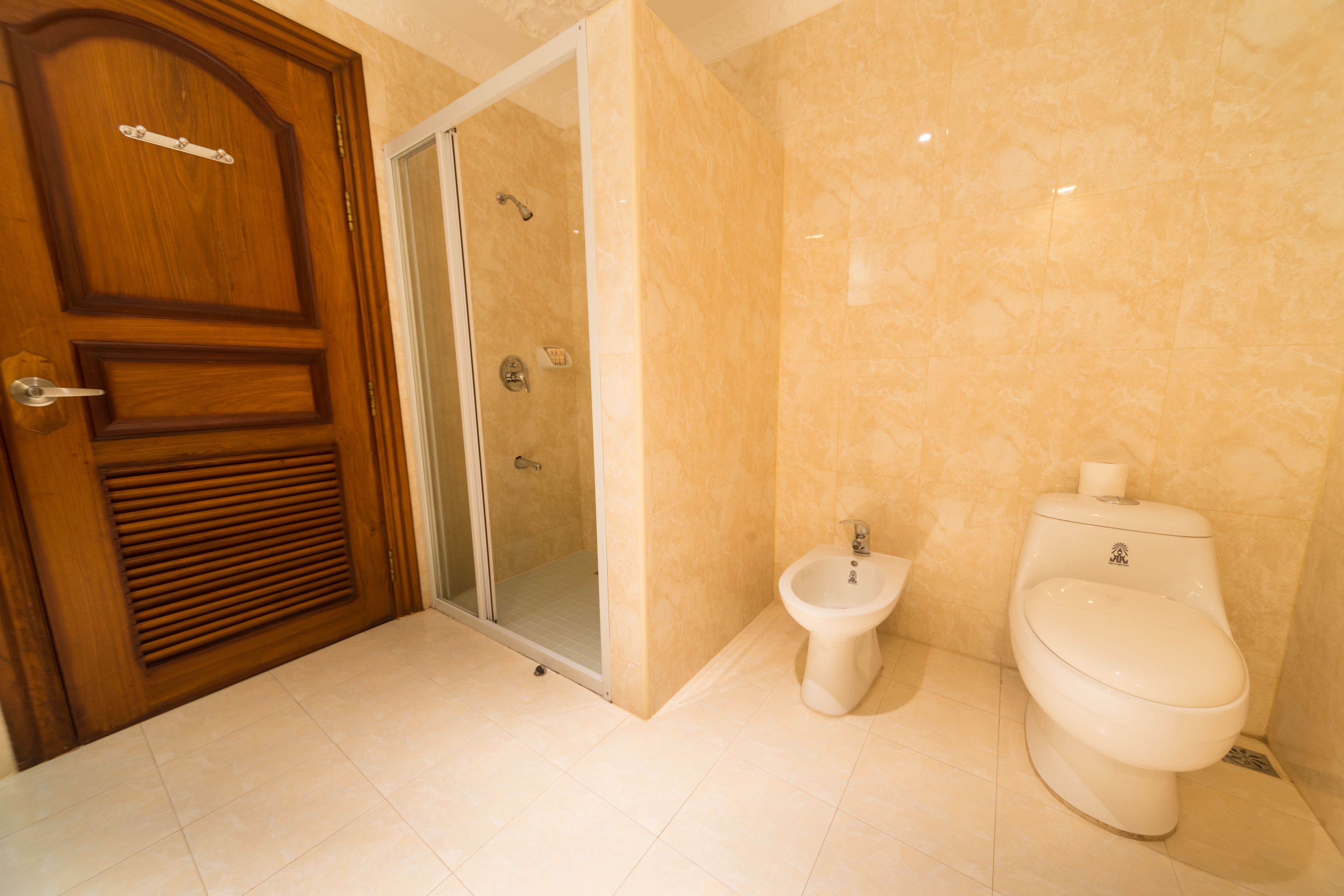 combined shower/bathtub, deep-soaking bathtub, free toiletries