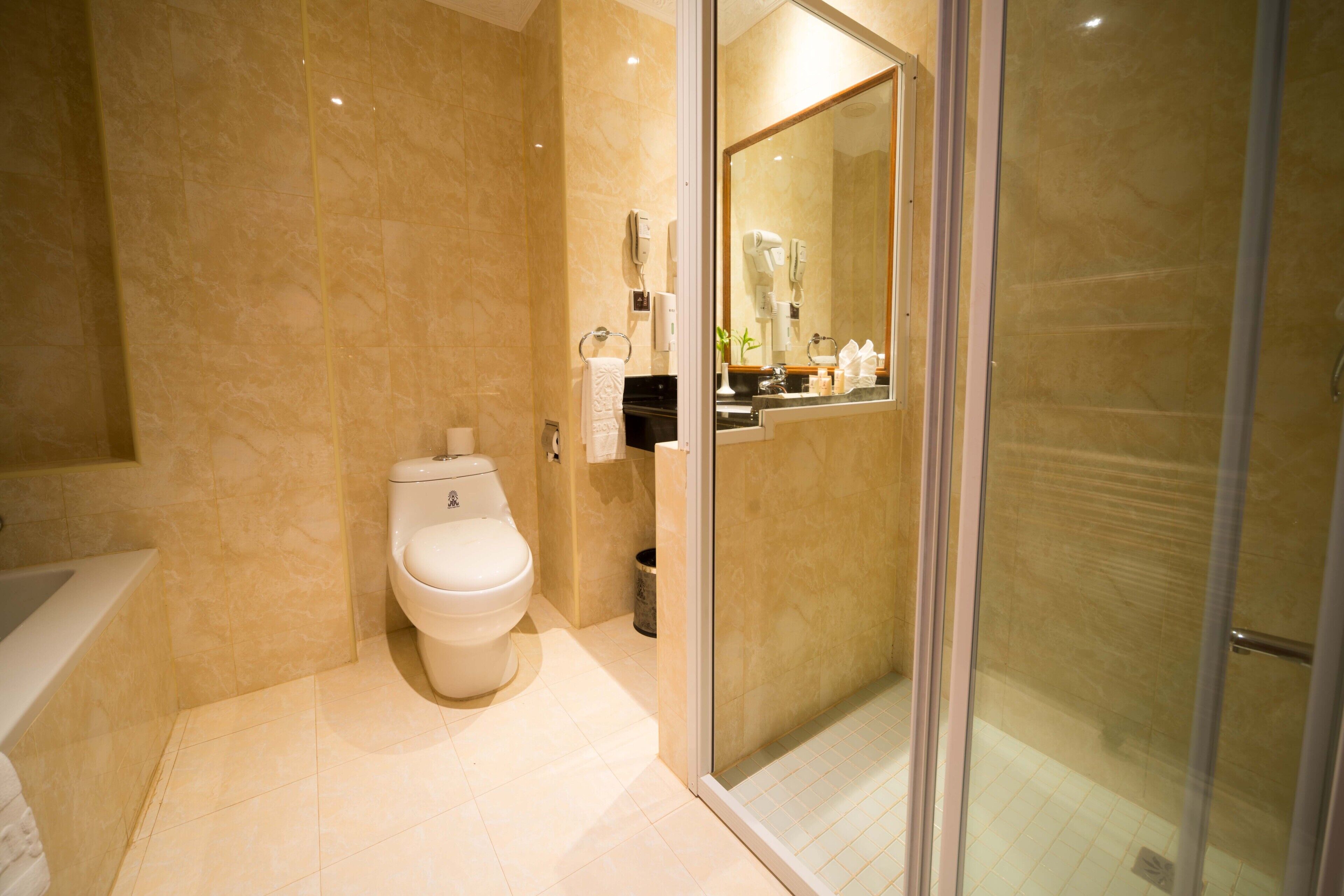 deluxe twin room - free pick up | bathroom | combined shower/bathtub, deep-soaking bathtub, free toiletries