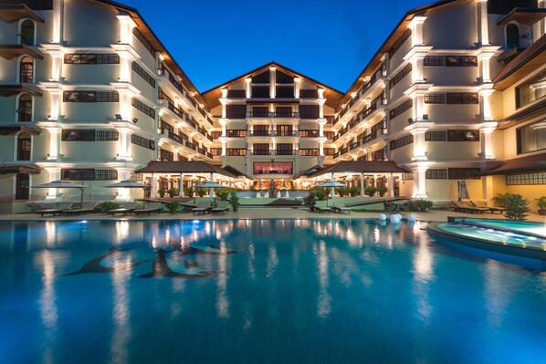 Outdoor pool, pool umbrellas, sun loungers