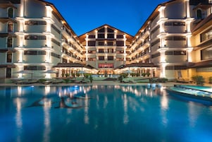 Outdoor pool, pool umbrellas, sun loungers