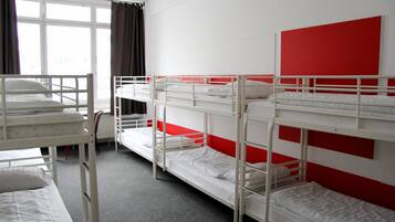 Bett(en) im 10 Bett Schlafsaal | Zimmersafe, schallisolierte Zimmer, kostenloses WLAN