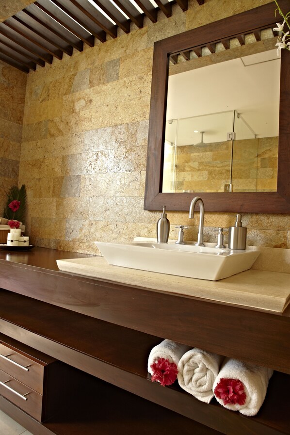 Bathroom sink - Las Flores Resort (Chirilagua)