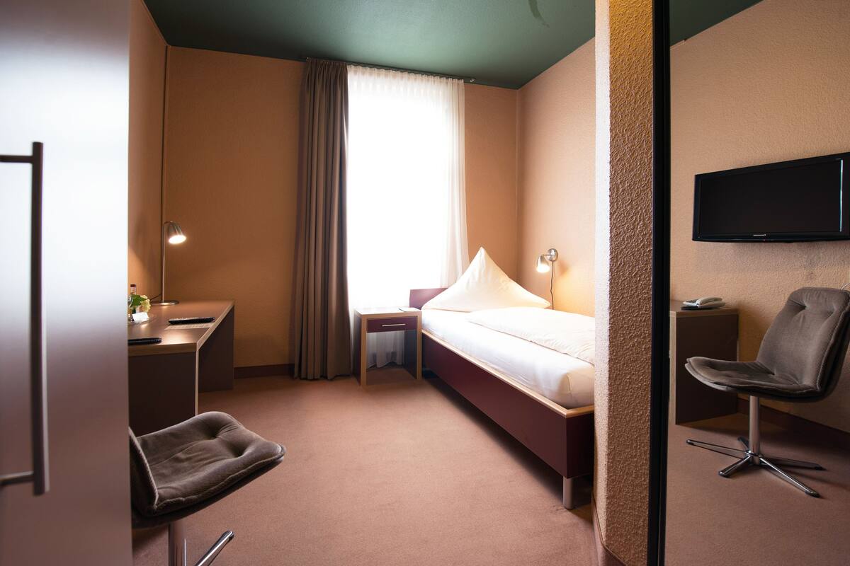Single Room, Non Smoking (Breakfast Excluded) | Hypo-allergenic bedding available, in-room safe, desk, blackout drapes