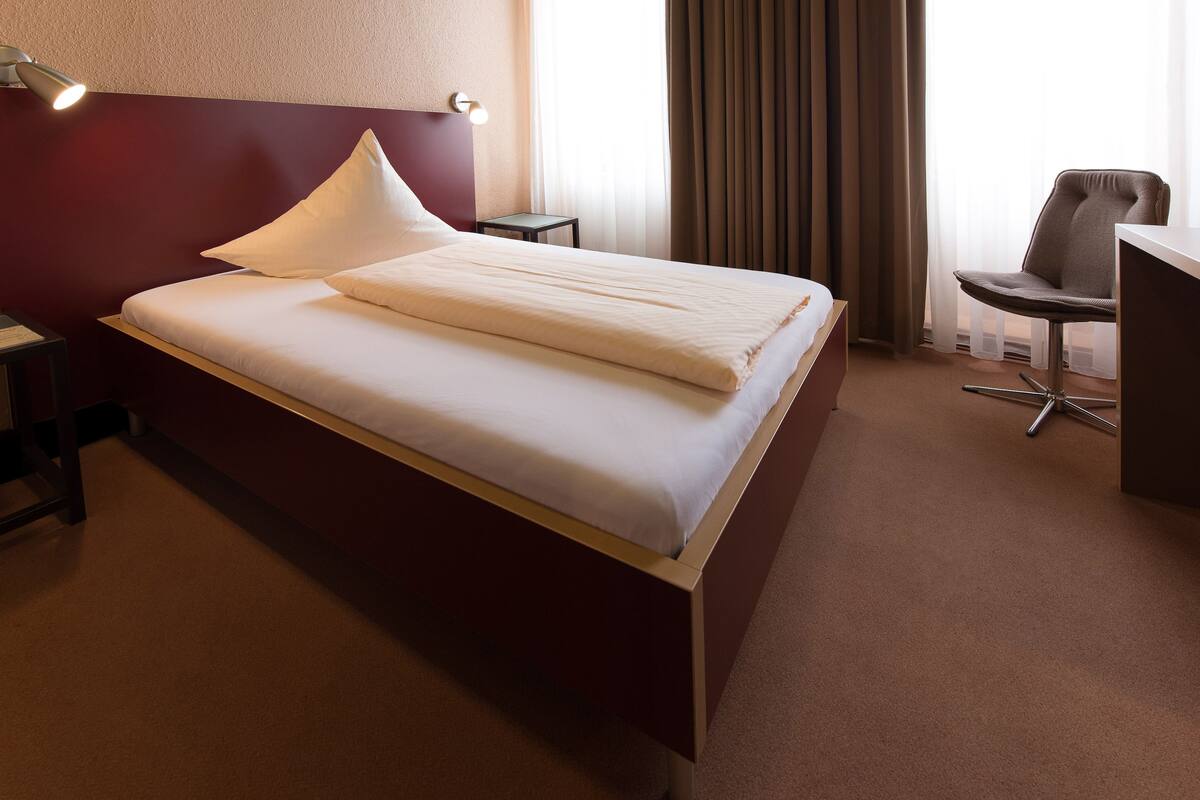 French Bed (140x200cm), Non Smoking, (Breakfast Excluded)  | Hypo-allergenic bedding available, in-room safe, desk, blackout drapes