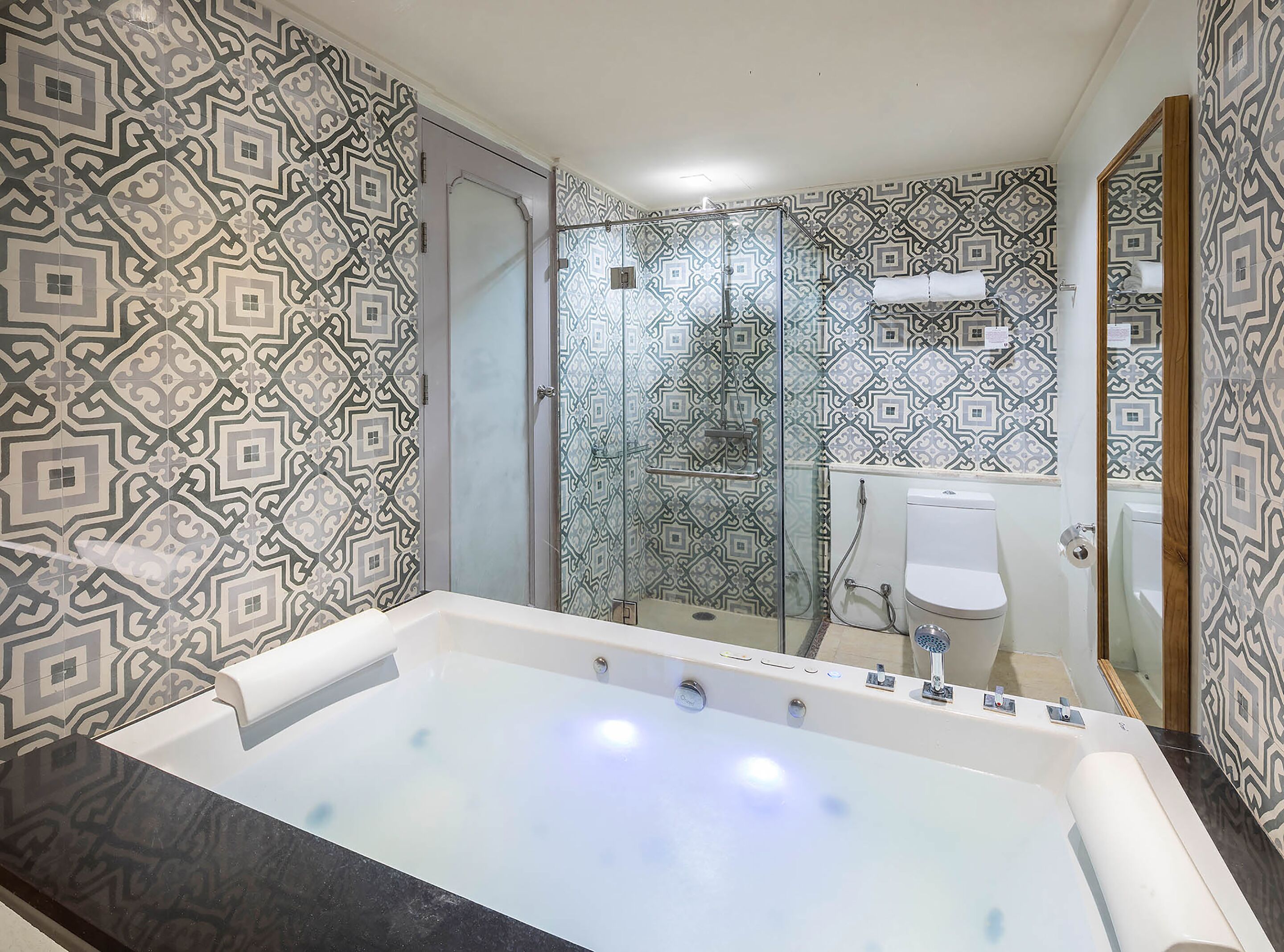 deluxe room | minibar, in-room safe, individually furnished, desk