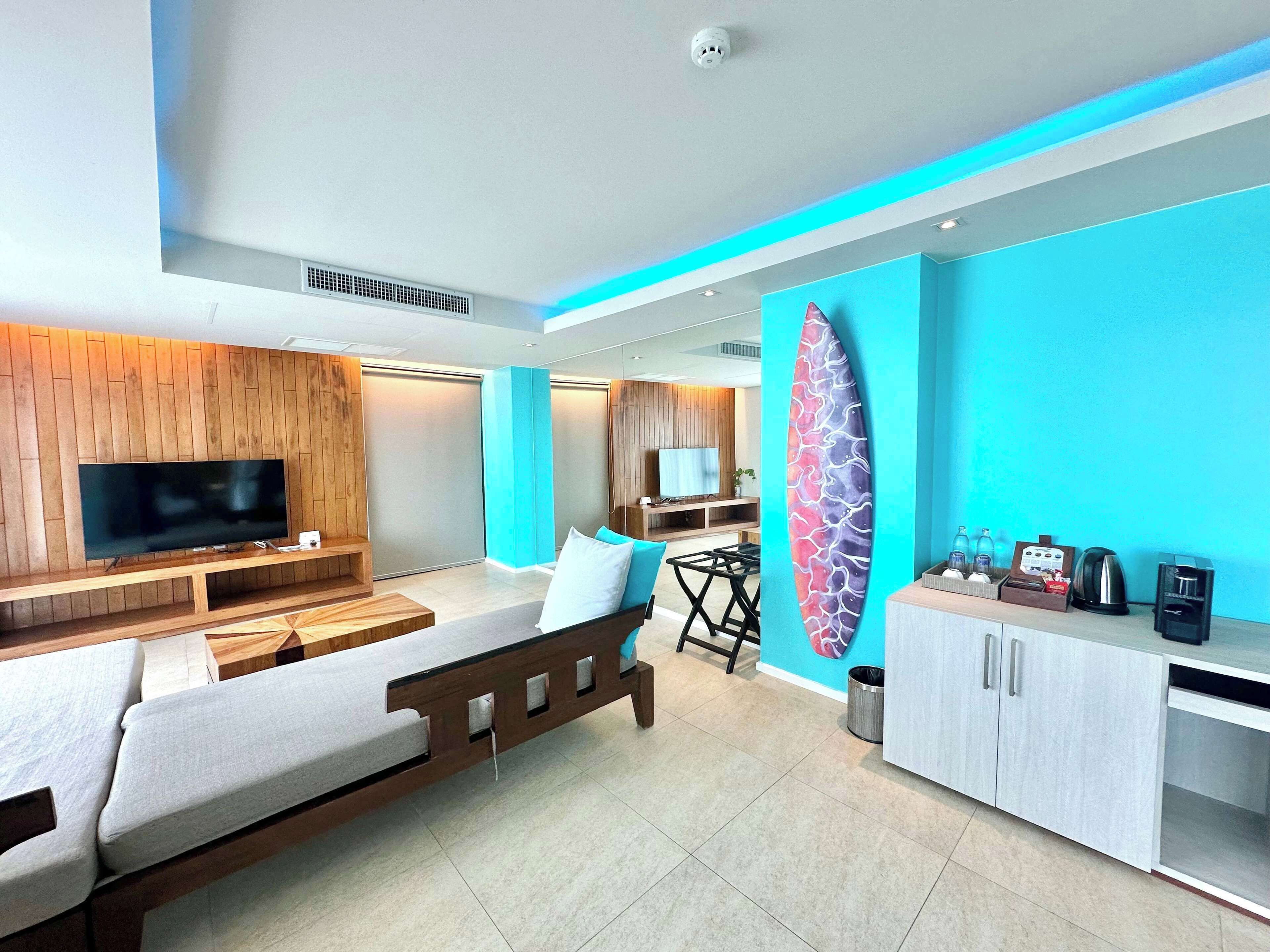 suite, 1 king bed, non smoking, sea view | minibar, in-room safe, individually furnished, desk