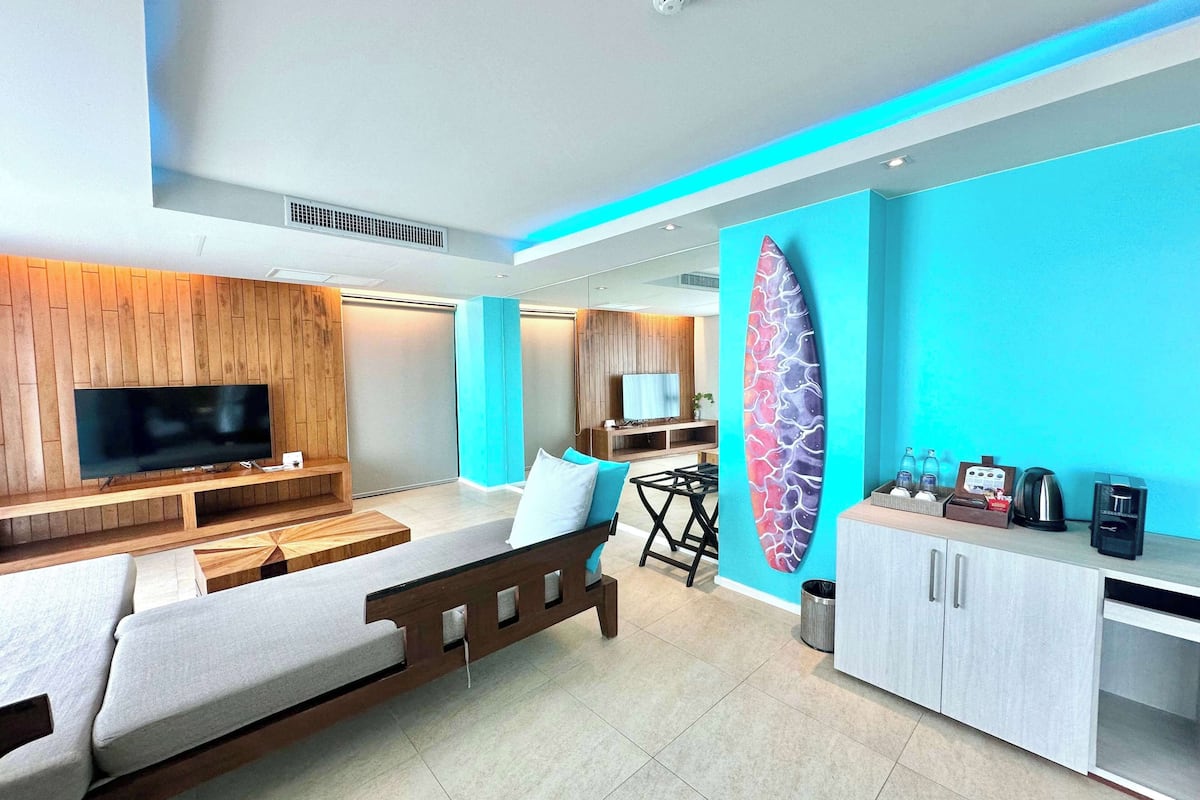 suite, 1 king bed, non smoking, sea view | minibar, in-room safe, individually furnished, desk