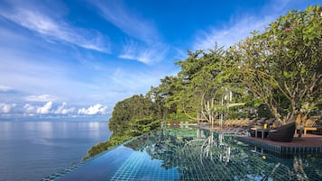 Piscine extérieure, parasols de plage, chaises longues