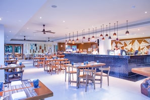 Café da manhã, almoço e jantar; culinária tailandesa