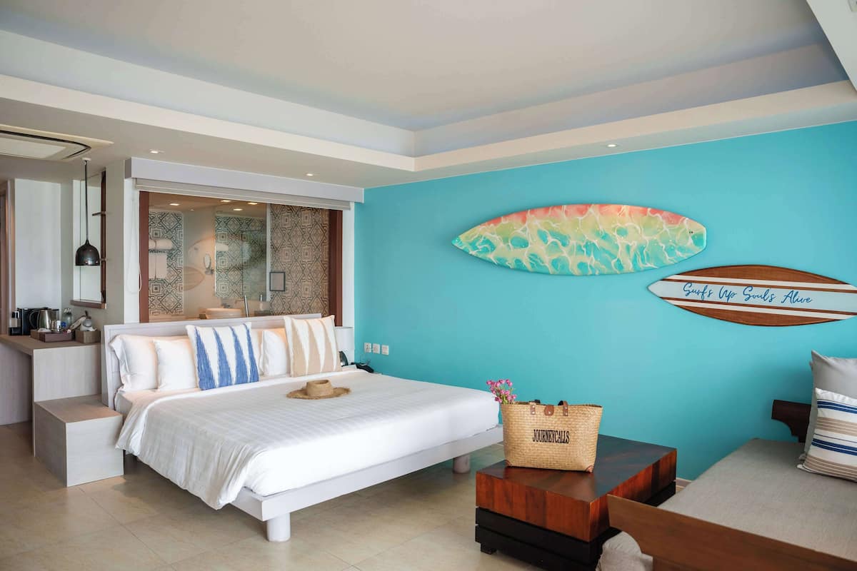Deluxe Room, 1 King Bed, Non Smoking, Pool Access