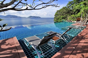 Piscina externa, guarda-sóis, espreguiçadeiras