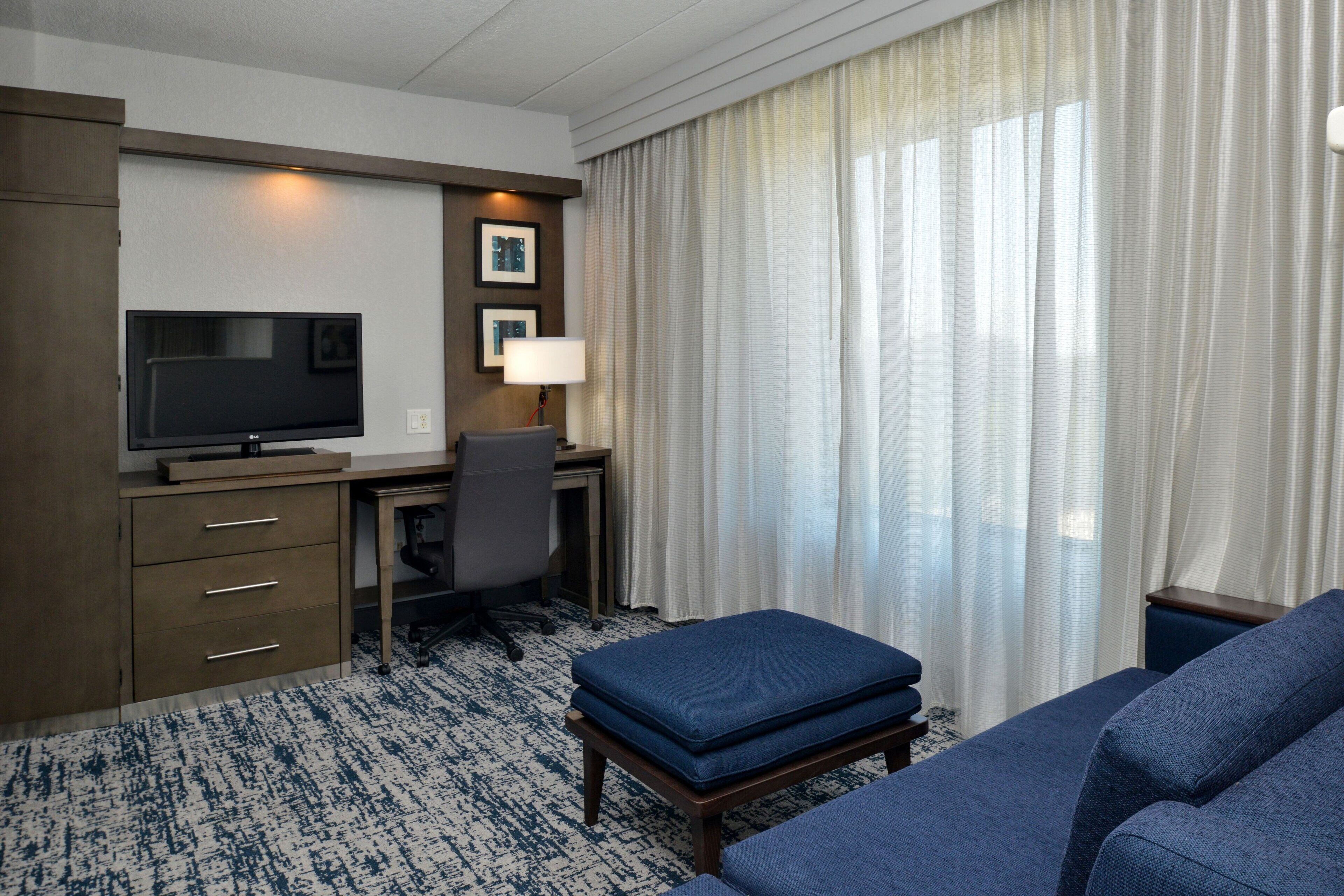 suite, 1 bedroom | living area | 37-inch flat-screen tv with cable channels, tv