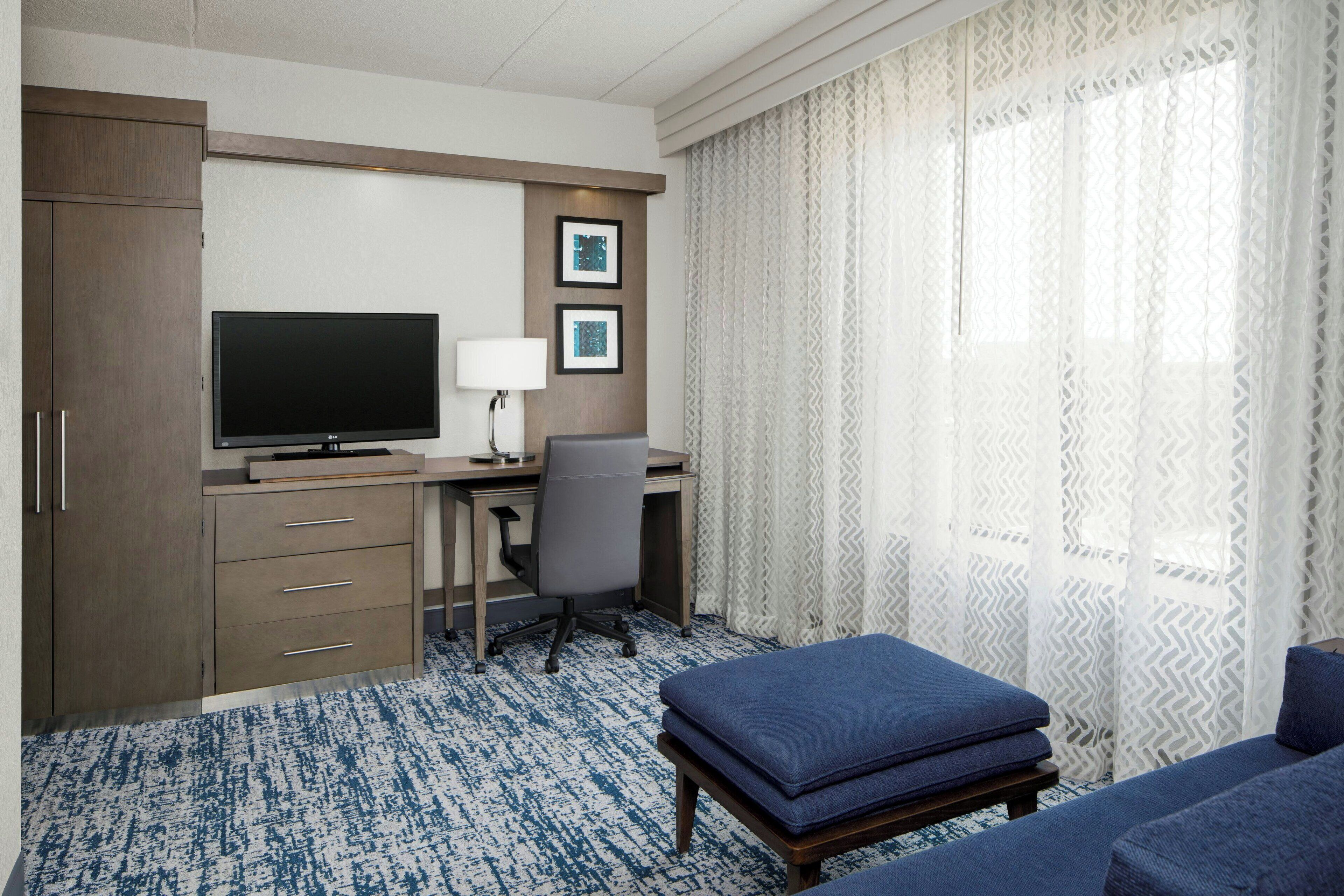 Suite, 1 chambre | Salle de séjour | Téléviseur à écran plat de 37 po avec télévision par câble, téléviseur