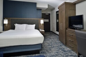 Quarto, 1 cama King e sofá-cama | Banheiro | Produtos de toalete grátis, secador de cabelo, toalhas de banho 