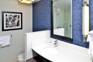 Room, 1 King Bed with Sofa bed | Bathroom | Free toiletries, hair dryer, towels - Courtyard by Marriott Wilmington Downtown/Historic District (Wilmington)