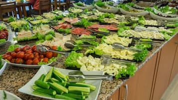 Desayuno buffet (EUR 10 por persona)