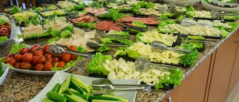 Sarapan prasmanan setiap hari (EUR 10 per orang)