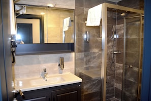 Suite, Jetted Tub | Bathroom - Sahil Hotel Pendik (Istanbul)