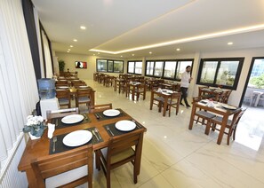 Breakfast, lunch, dinner served; international cuisine  - Sahil Hotel Pendik (Istanbul)