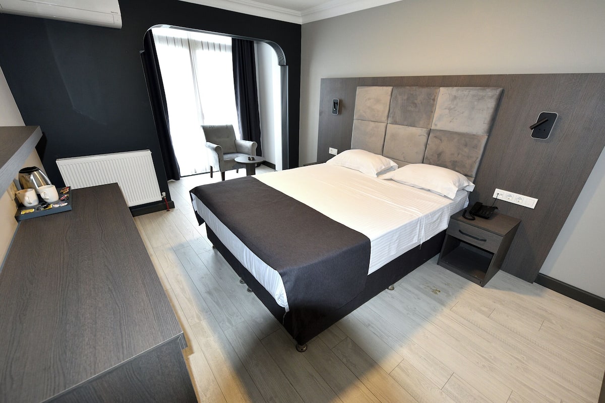 1 bedroom, Egyptian cotton sheets, premium bedding, down comforters