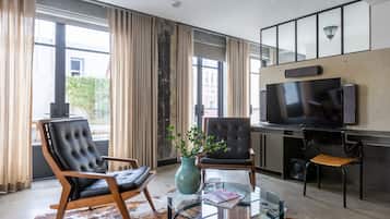 Studiosvit Presidential - terrass (Lean On-Site Support) | Vardagsrum | 30-tums platt-tv med kabelkanaler, tv och en iPod-dockningsstation