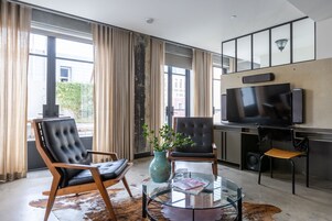 Presidential Suite (Self Check-in) | Living area