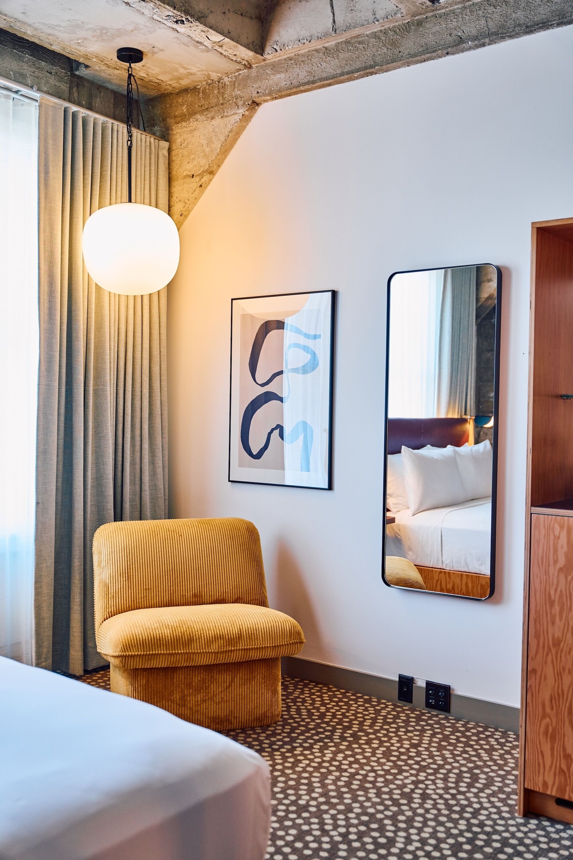 Kamer (Double Queen Suite (Self Check-in)) | Luxe beddengoed, een kluis op de kamer, een bureau