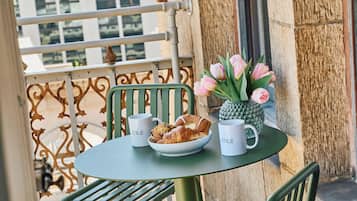 King Room with Balcony (Self Check-in) | Terrace/patio