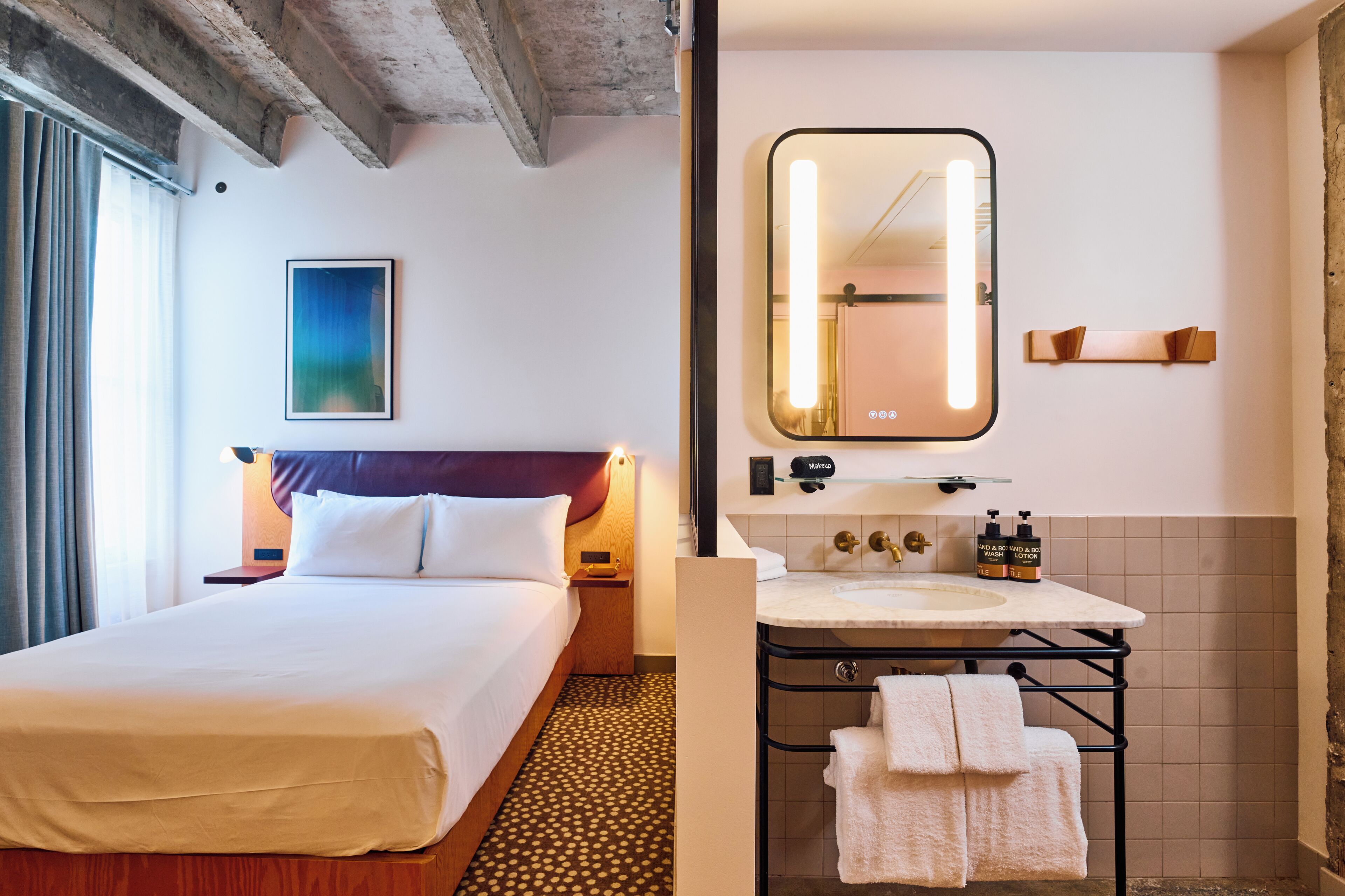 Queen Room (Self Check-in) | Bathroom | Shower, free toiletries, hair dryer, towels