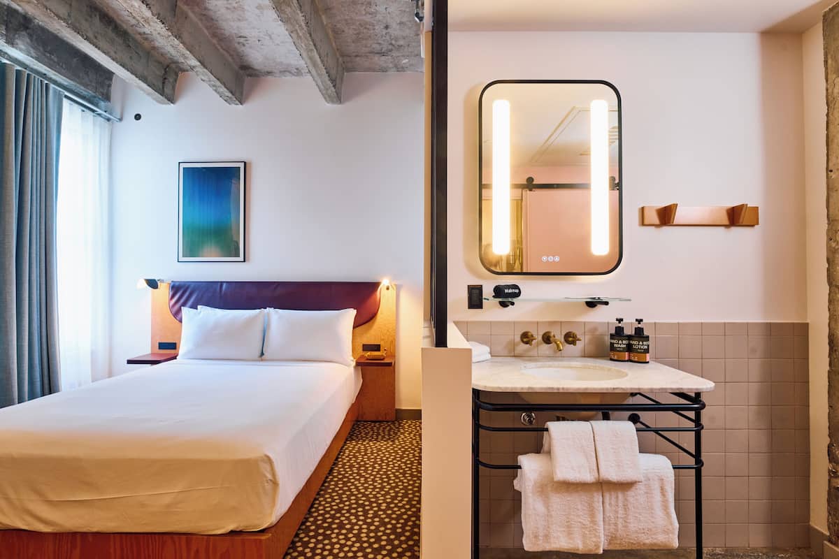 Queen Room (Self Check-in) | Bathroom | Shower, free toiletries, hair dryer, towels