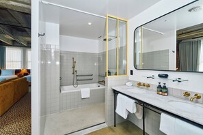 King Room with Balcony (Self Check-in) | Bathroom