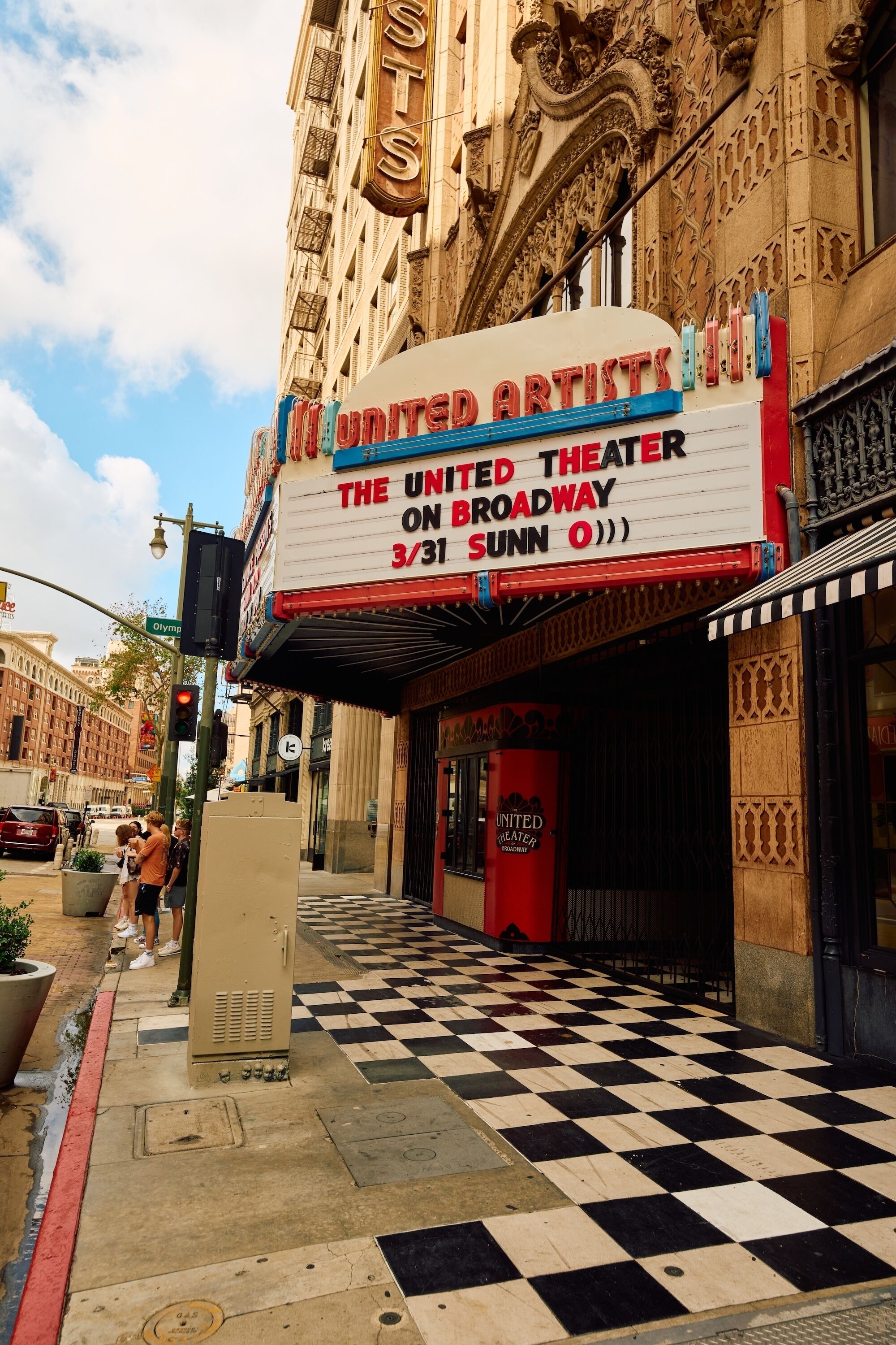 Un cartel de cine con el texto 'United Artists' y 'El Teatro Unido en Broadway'.