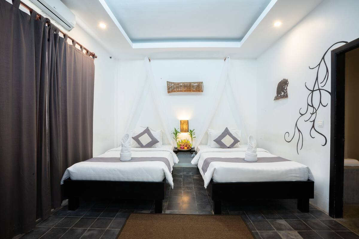 Kamar Twin Deluks (with Private Garden) | Seprai premium, brankas, meja kerja, dan Wi-Fi gratis