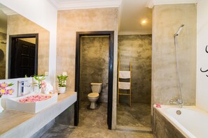 Superior-Doppelzimmer, Balkon | Badezimmer | Badewanne und Dusche (separat), Komfortbadewanne, Regendusche