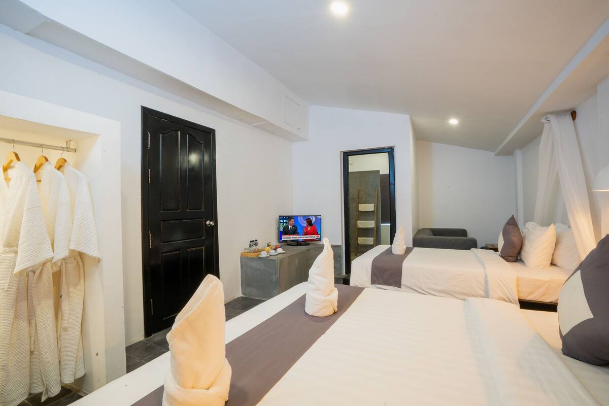 Deluxe Family (1 King Bed and 1 Single Bed) - FREE Round Trip Transfer | Seprai premium, brankas, meja kerja, dan Wi-Fi gratis